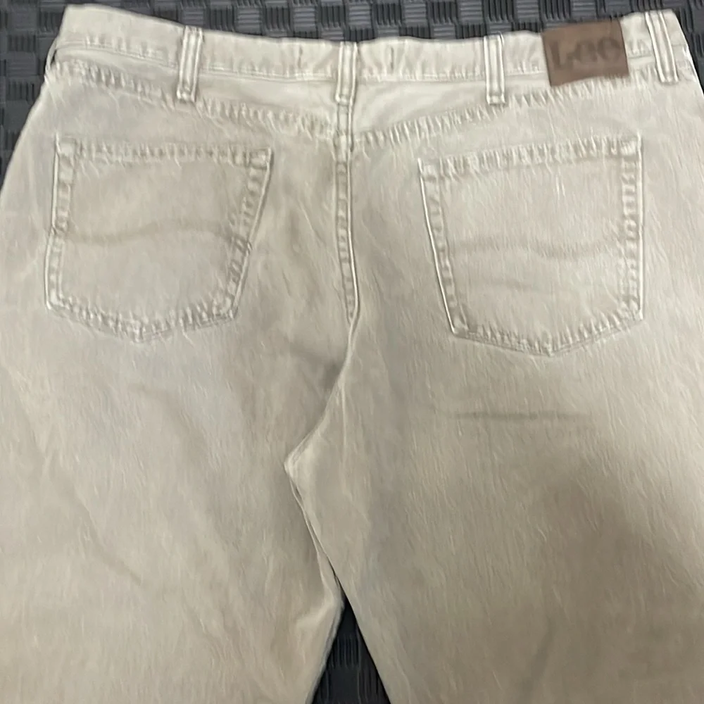 -Lee  42 x 30 jeans relaxed fit  tan color